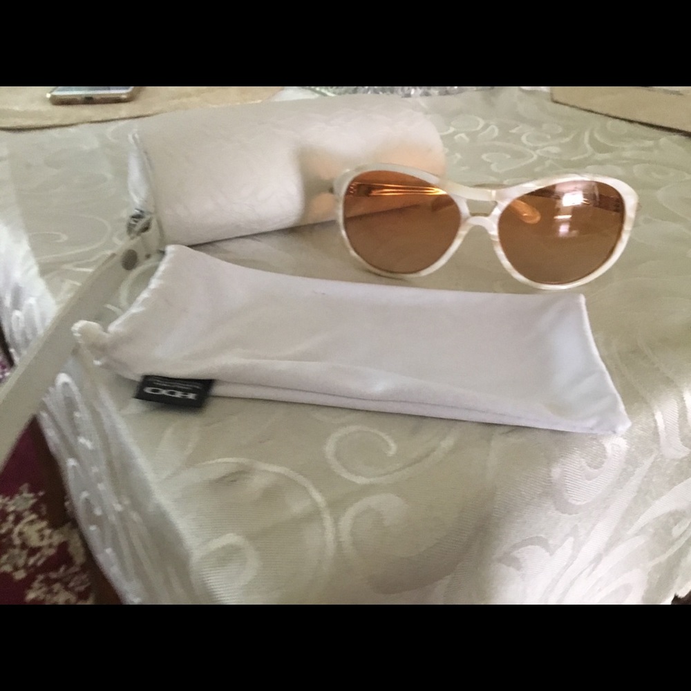 Oakley women sun glasses